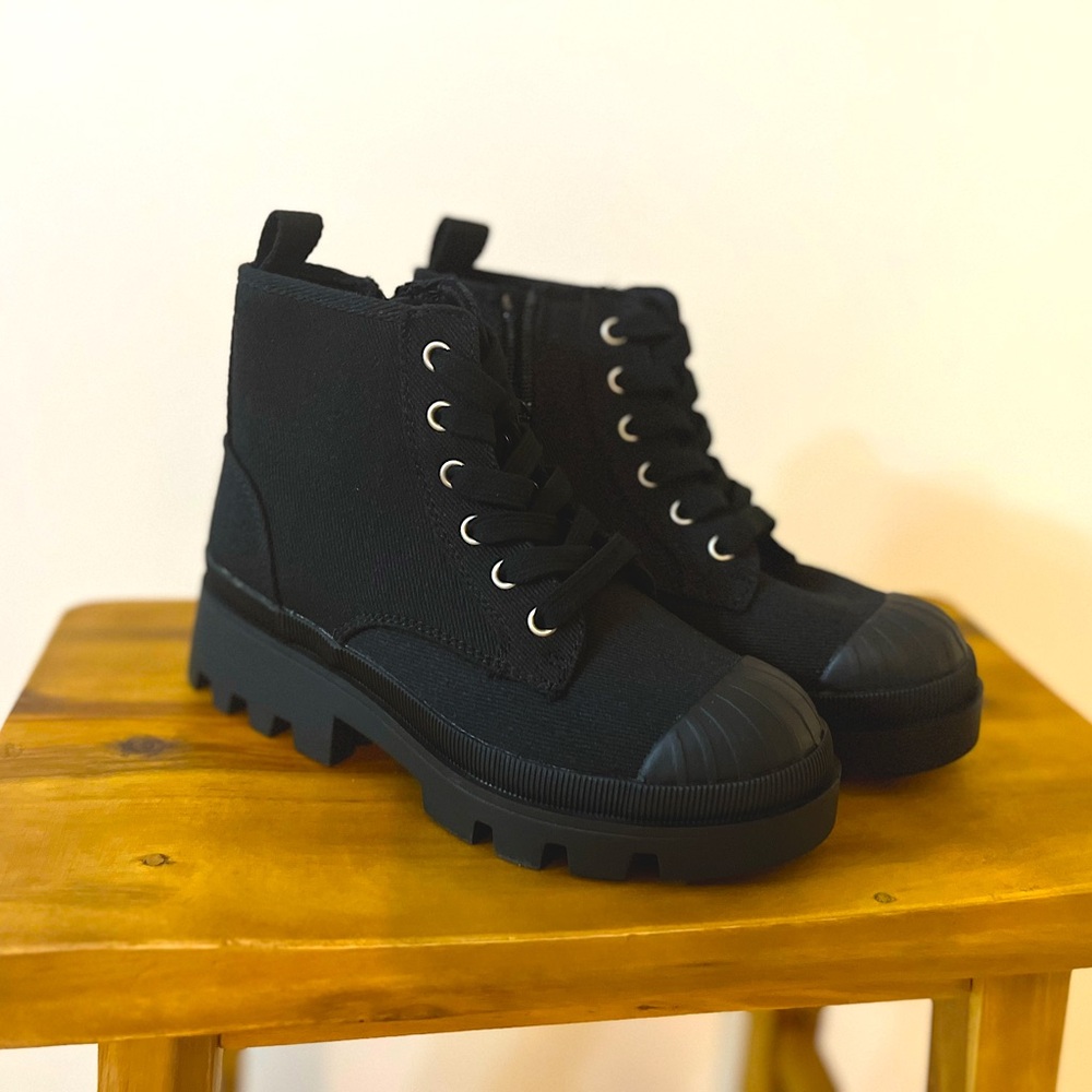 Universal Thread Teagan lace up/zip boots. Women’s size 5 1/2.